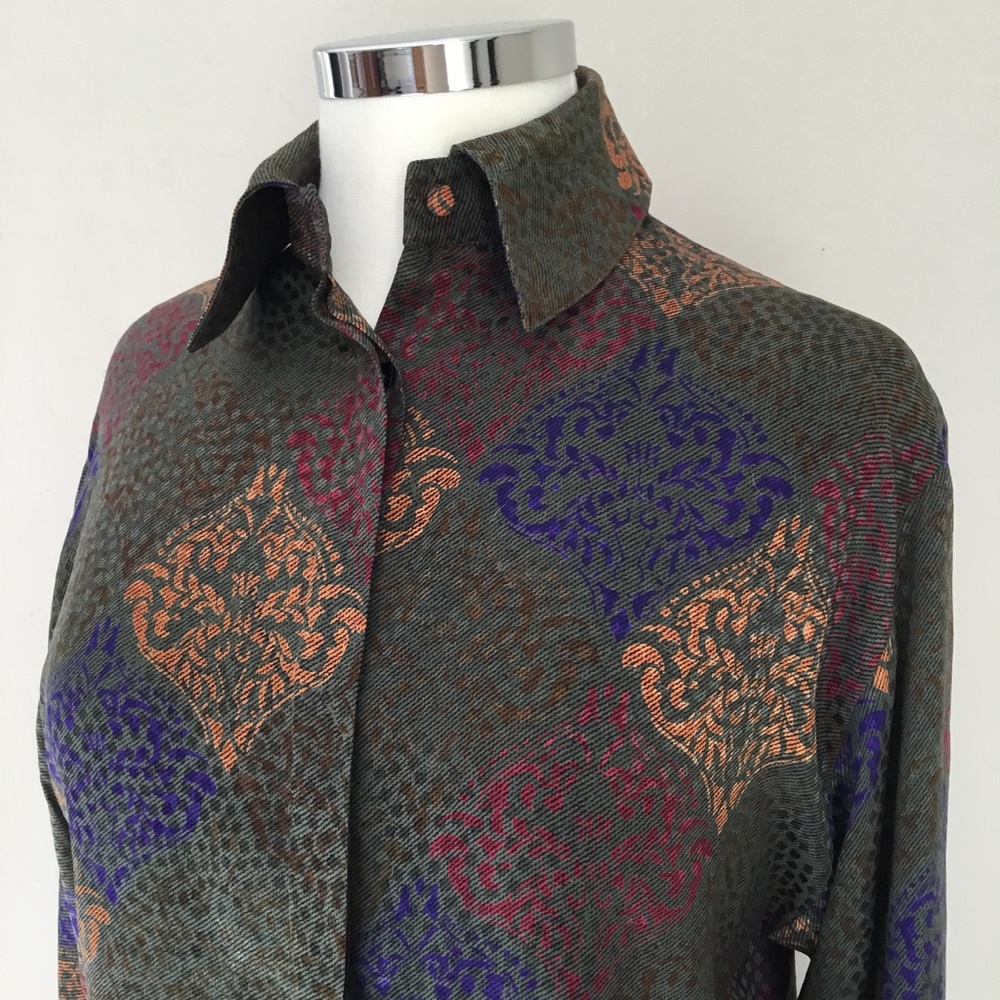 St. John Size 6 100% Silk Button-Up Blouse